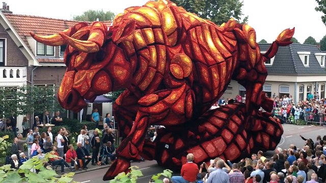 Un taureau géant animé fait en fleurs pour le carnaval. Dingue