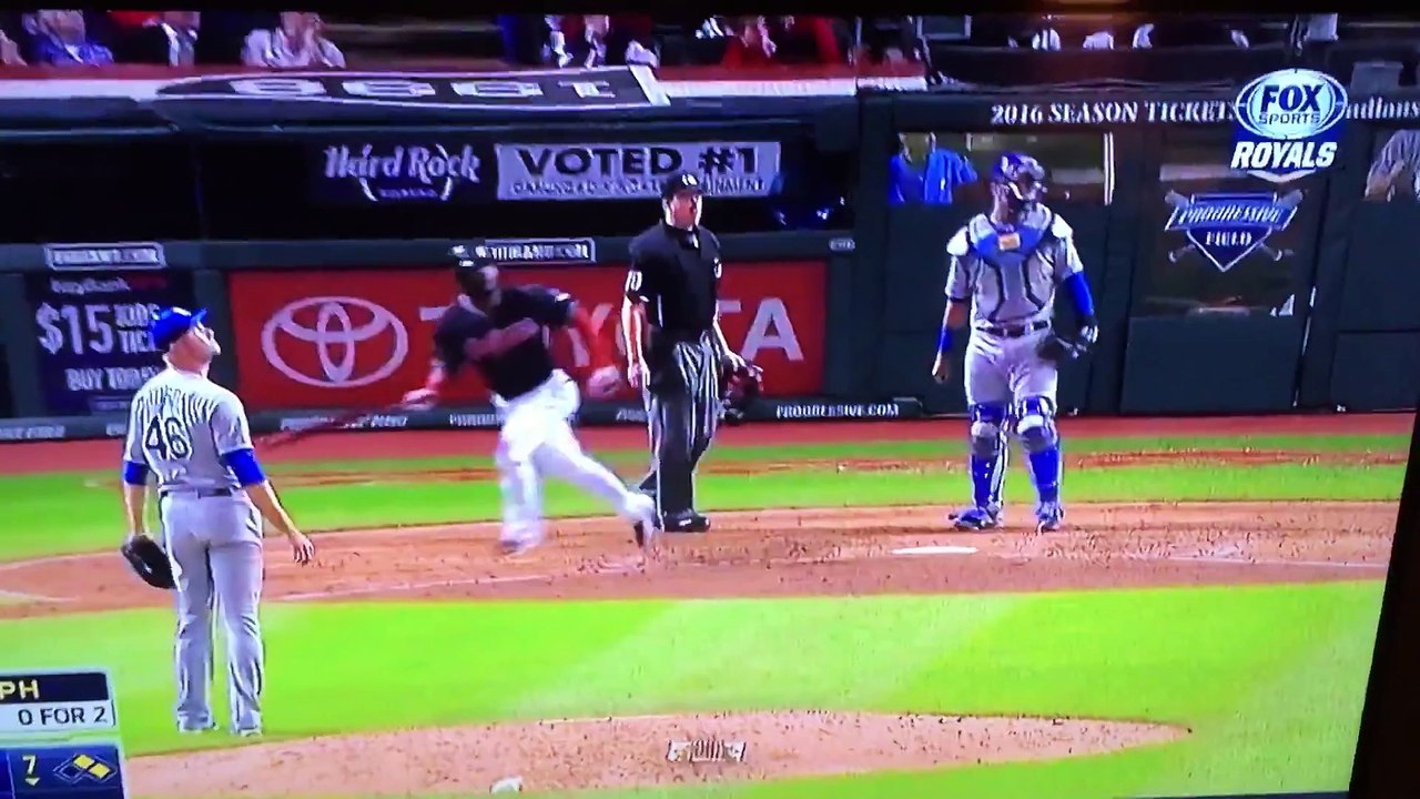 Un fan de Baseball se fait assommer par une balle perdue dans les tribunes