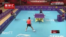 Très bel échange de balles entre ces deux champions de ping pong chinois!