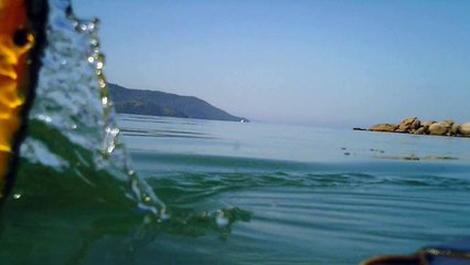 Pegada de carbono, reduzindo, barco navegando com garradas PET de 2 litros, todo reciclado, Ubatuba, SP, Brasil, (92)