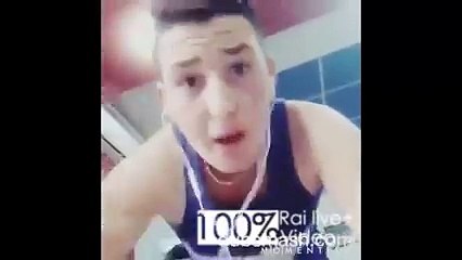 شاهد الشاب العجيب الذي ادهش الملايين باغانيه