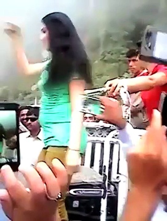 بچی اپنے ہزاروں دیوانوں کے درمیان پانی والا ڈانس پر دو ٹھمکے لگا کر پھنس گئی