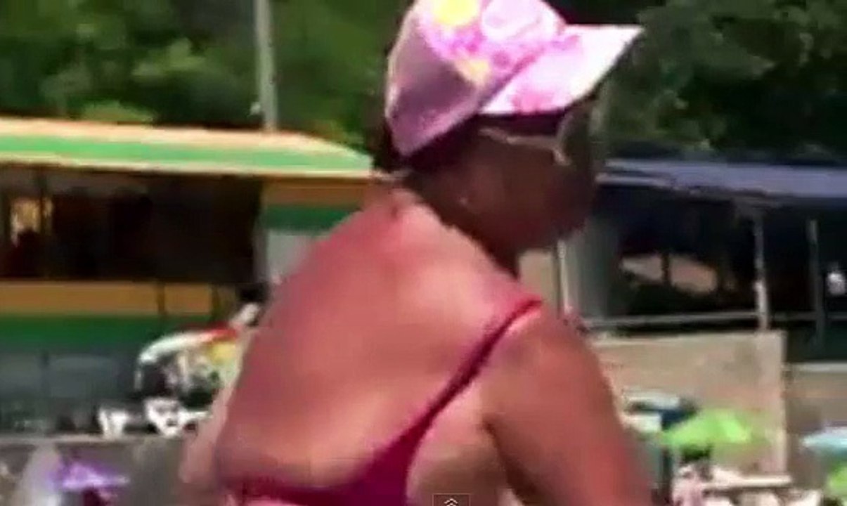 Video Lucu - Wanita ini Kaget Bra-nya Lepas