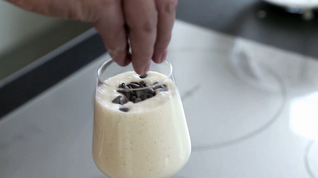 Comment faire un milkshake onctueux à la banane et à la noix de coco ? - Gourmand