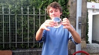 Manipulation d'une boule de cristal - Art de rue