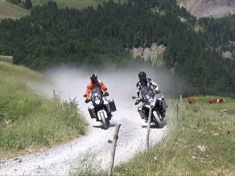 Teaser : les essayeurs de Moto Magazine s'éclatent en off-road sur les super trails !