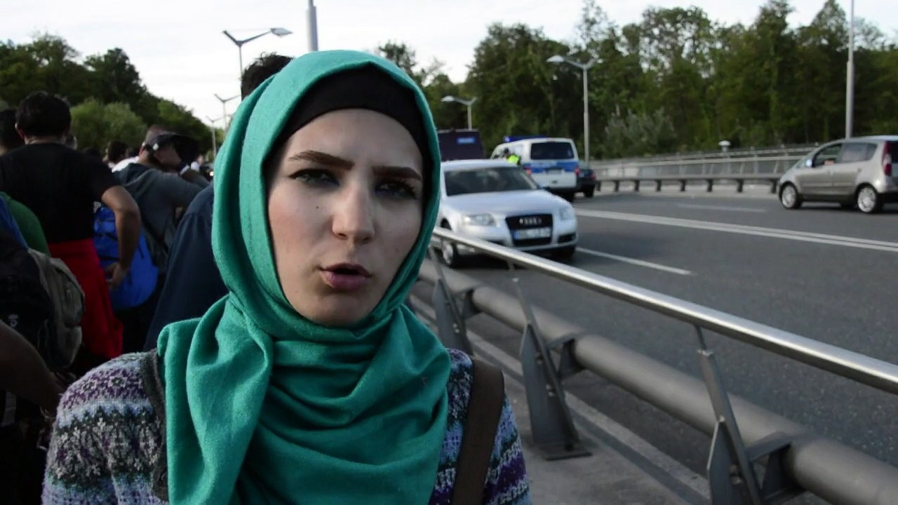 Bridge between Austria and Germany becomes refugee gateway