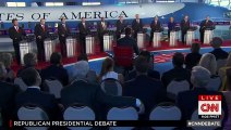 Donald Trump se fait bousculer lors d'un débat
