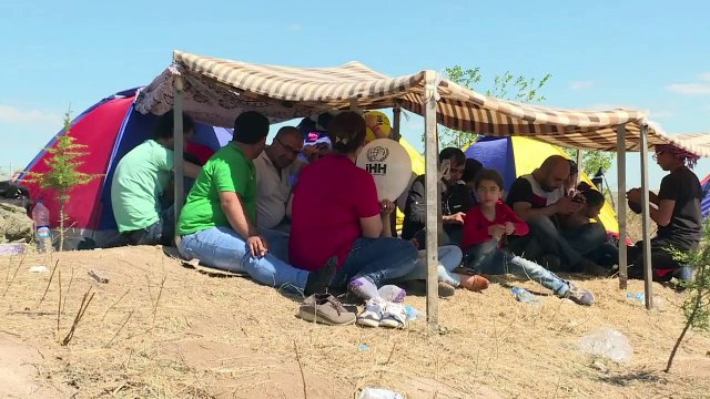 Hundreds of Syrian migrants remain stranded in Turkey