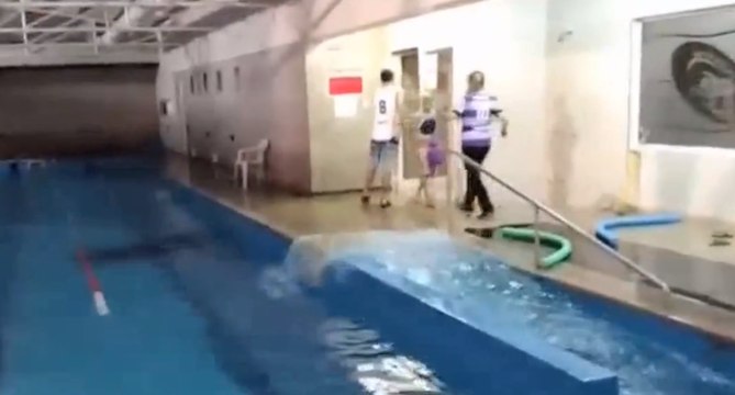 L'eau d'une piscine s'agite pendant le tremblement de terre au Chili
