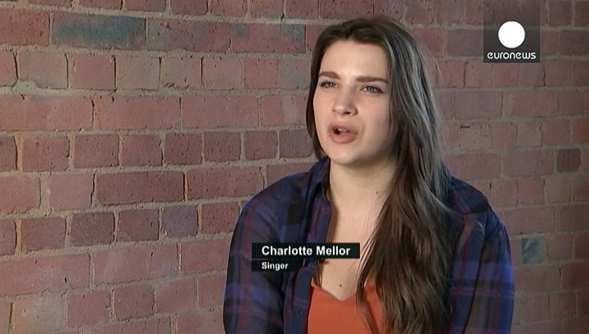 ⁣Дівчина співає про Другу світову війну