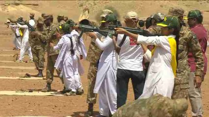 El Ejército de Pakistán organiza un entrenamiento militar para escolares