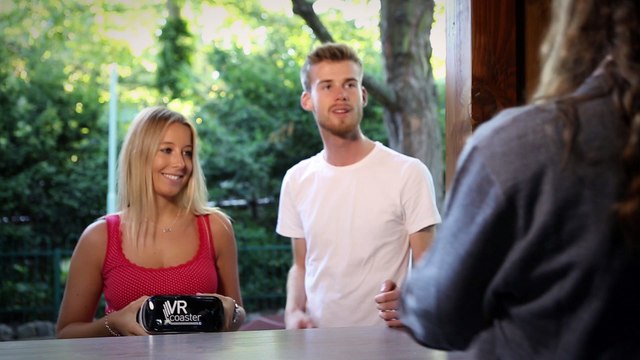 Express des alpes (Europa-Park 2015) - Explications pour mettre les casques.