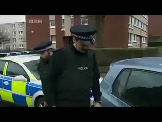 Un automobiliste se fait arrêter par deux agents de police étranges