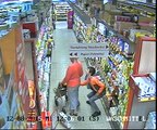 LA HONTE! Il dévalise une mamie dans une supérette et se fait filmer.