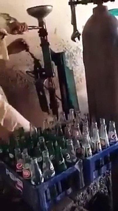 2 نمبر pepsi  botal کیسے بنتی ھے زارا چیک کریں اور شیر کرتے جائں