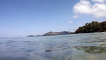 Navegação a bordo de uma prancha a remos, SUP todo reciclado, de garrfas PET, amarrados ao perfil do barco, Ubatuba, SP, Brasil