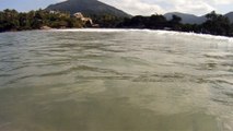 Navegação a bordo de uma prancha a remos, SUP todo reciclado, de garrfas PET, amarrados ao perfil do barco, Ubatuba, SP, Brasil