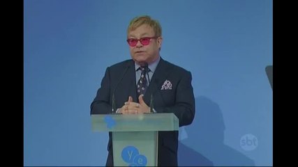 Cantor Elton John cai em pegadinha de comediantes russos