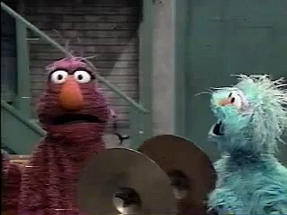 Classic Sesame Street 8Bit animation - Mr. Tuba and his band plays "Pop Goes the Weasel"