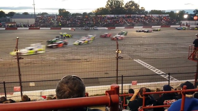 Super 8 : des voitures font le spectacle sur un circuit en 8