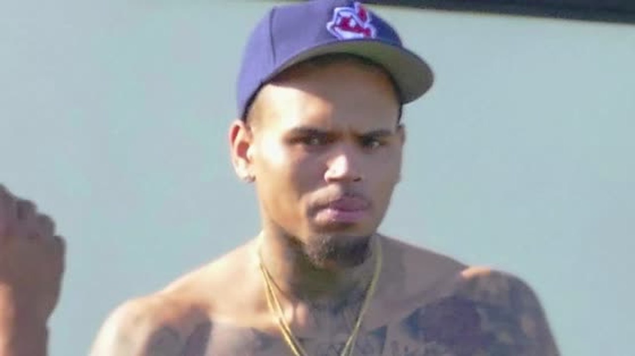 Chris Brown soll eine Frau aus seinem Tourbus geworfen haben