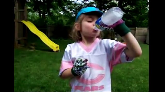 Cette fillette va renverser une boite pleine d'insectes sur sa maman... La pauvre!