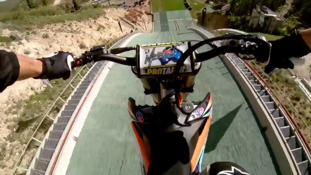 Un motard fait du saut à ski à moto... Dingue!