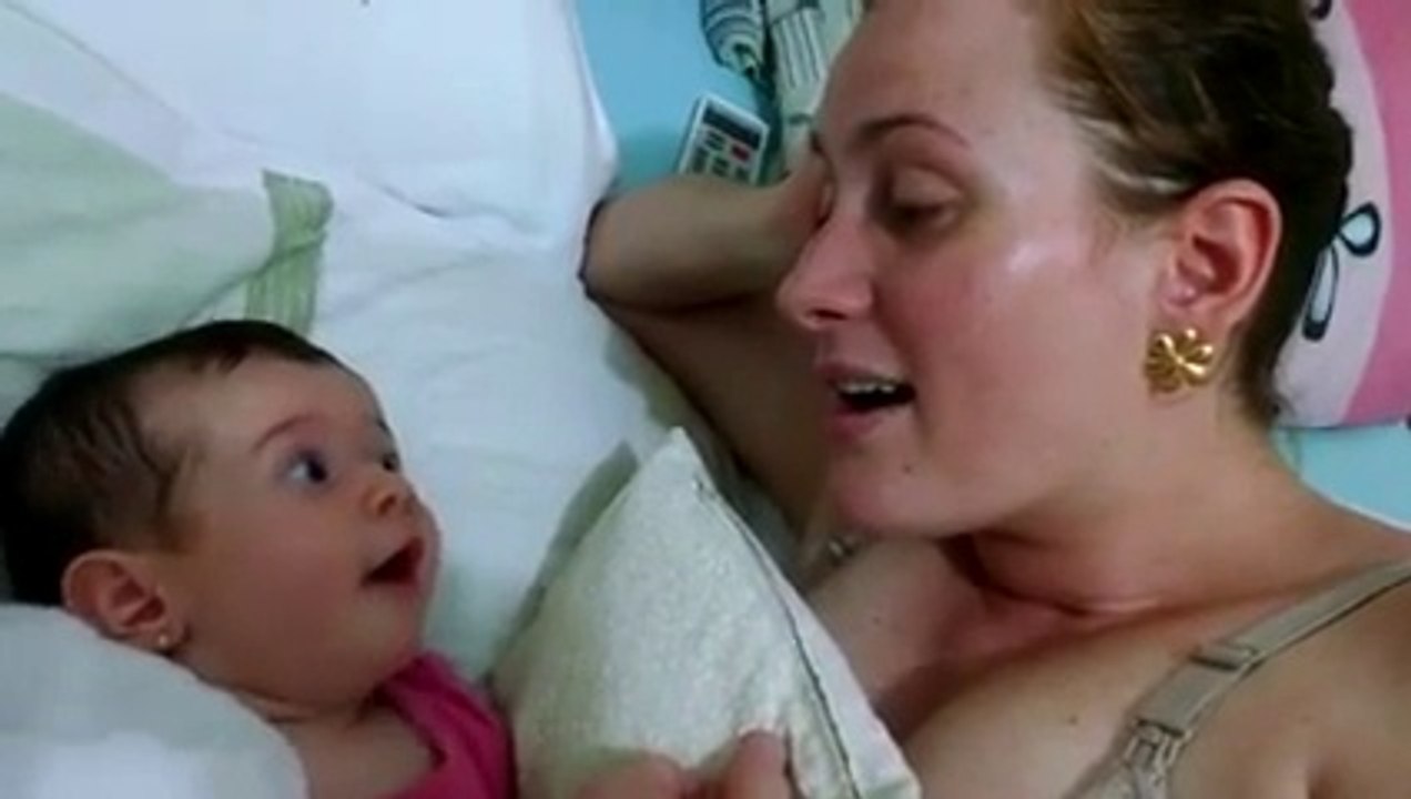 Quand bébé essaie de parler à maman... Moment magique!