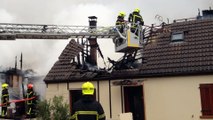 Hesdin-l'Abbé : les pompiers doivent démonter les tuiles des toits pour venir à bout de l'incendie
