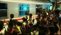 Croatie : des centaines des migrants grimpent par les fenêtres dans un train pour la Serbie
