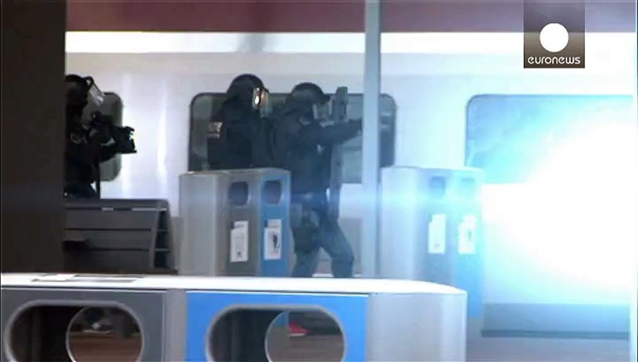 Rotterdam train suspect held by Dutch police after 'bomb threat'