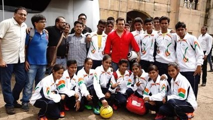 Salman Khan Supports & CHEERS For SLUM SOCCER Team
