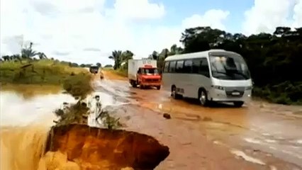 bus englouti dans un trou un bus brsilien est ensuite emport par un torrent .par fankoch