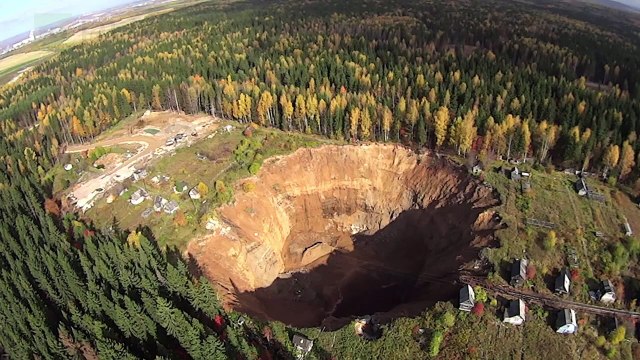 Drone da Ruptly filma buraco gigante e misterioso na Rússia