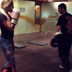 Carol Portaluppi mostra que é boa também na luta