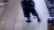 Un enfant fait caca dans un rayon de supermarché