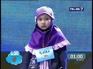 MALEZYALI MİNİK KIZ HAFIZ 4 YASINDA KUR-AN KERİM HAFIZI OLDU AYETLERİ OKUYUP EL İŞARETİYLE ANLATIYOR