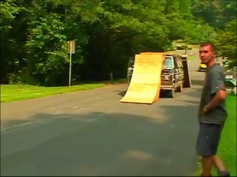 Un trick en BMX impossible... Il pensait vraiment atterrir sur la rampe???