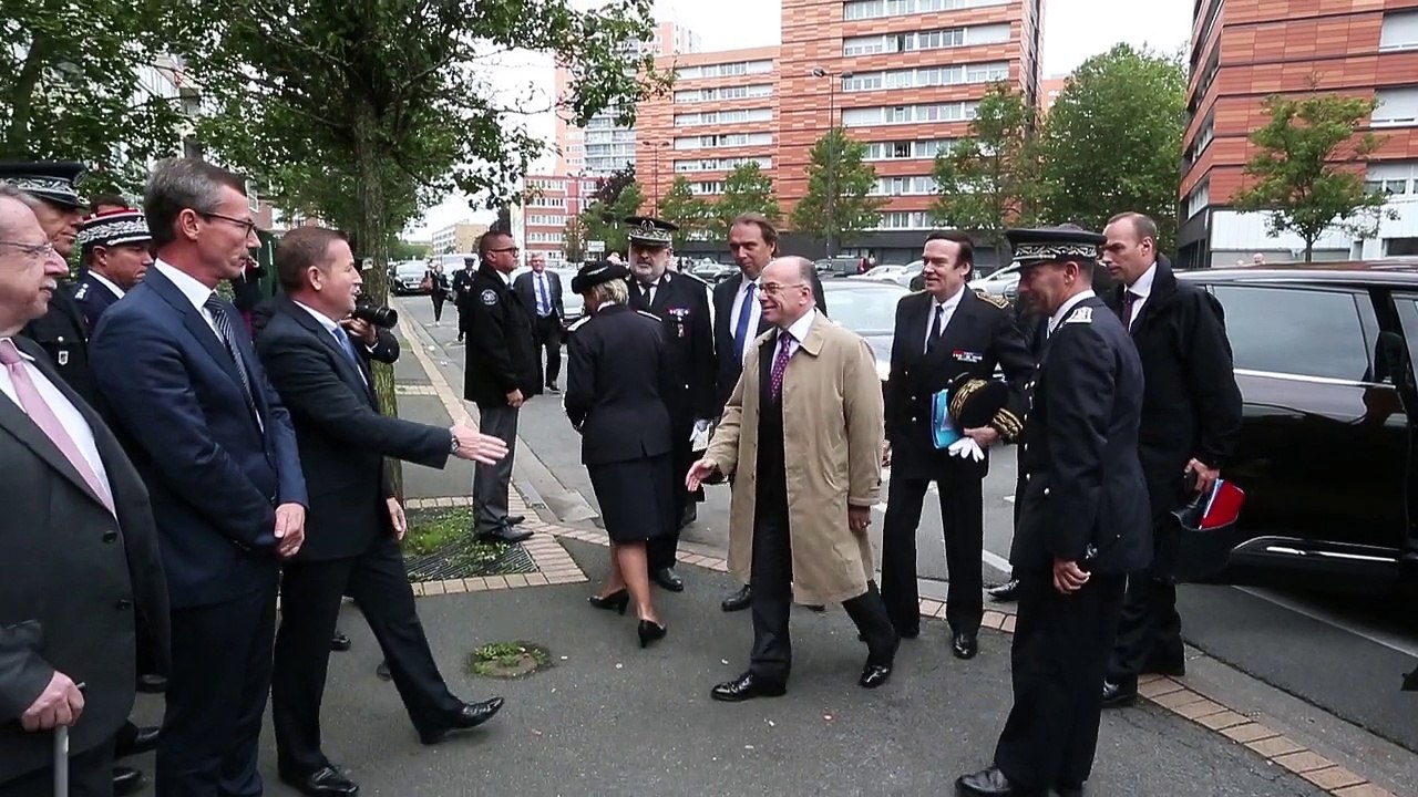 Visite du ministre de l' intérieur au commissariat de Roubaix.