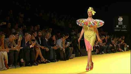 Agatha Ruiz de la Prada pinta la pasarela con su universo de colores