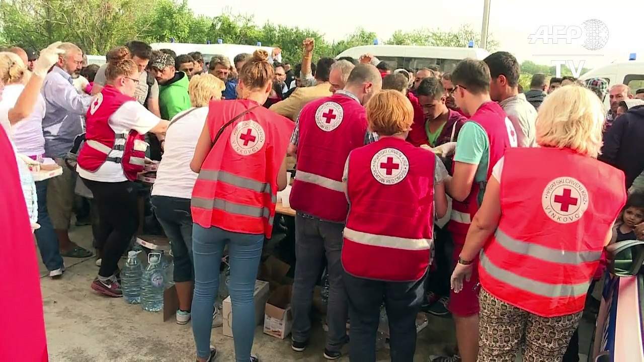 Migrants continue to wait at Croatian border town