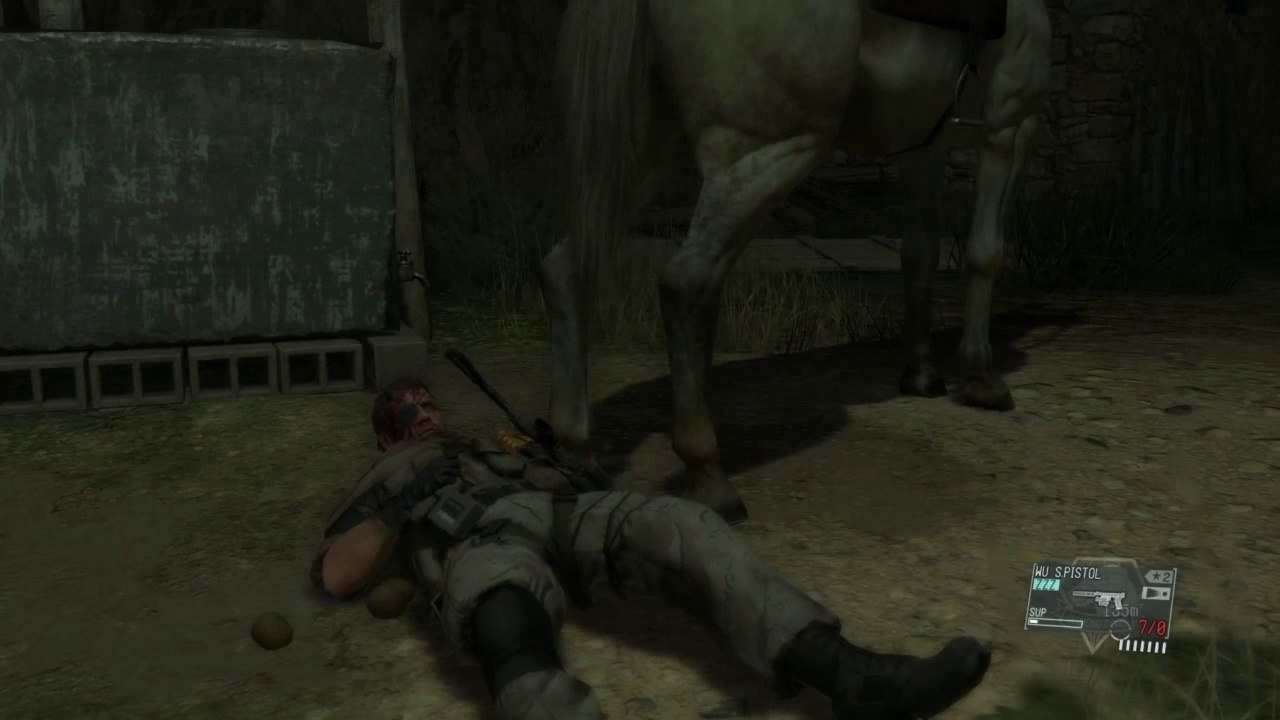 Un cheval chie sur le héro de Metal Gear Solid V... Mais WTF???!!!!
