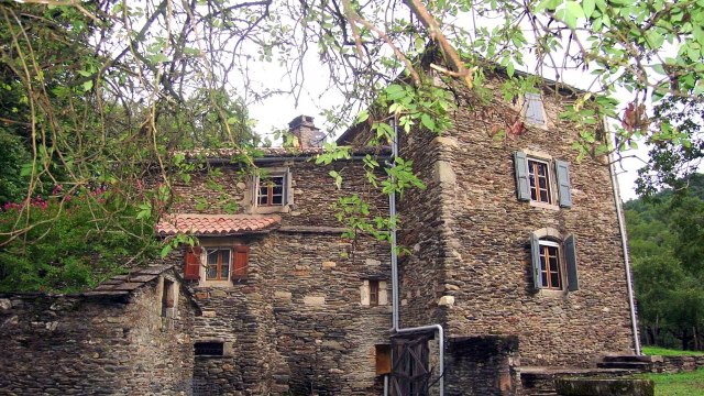 Cevennes - A vendre MAS sur 25 Hectares de terrain en bordure de rivière