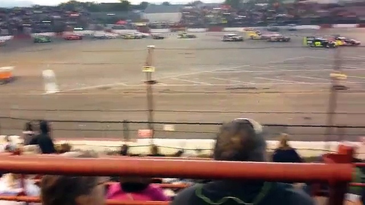 Une course de voitures sur un circuit en 8