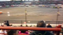 Une course de voitures sur un circuit en 8