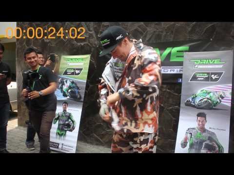 Ngasalin Nicky Hayden & Hiroshi Aoyama - Adu cepat memakai jas hujan