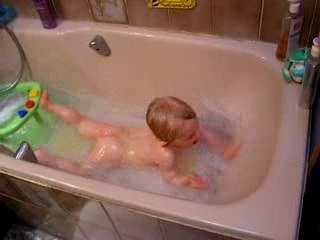 Clément dans le bain