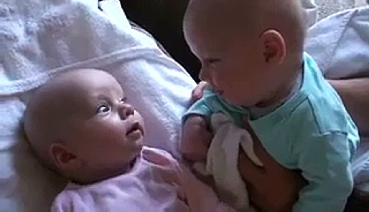 Choti pyari babies playing
