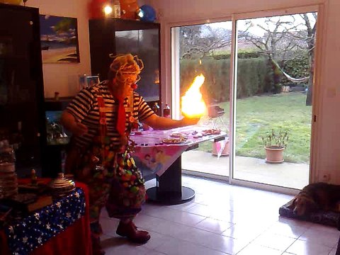 Manon y a le FEU !! anniversaire du clown cassou
